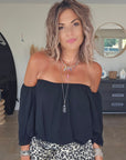 Blouse noire épaules dénudées