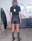 Short taille haute en cuir noir