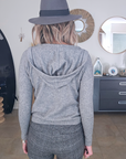 Pull gris à capuche