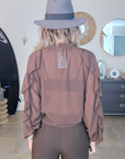 Chemise marron à volants
