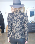 Veste cintrée camouflage à fibres métallisées dorées