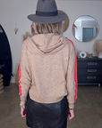 Cardigan à capuche à bandes fluo.