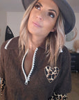 Pull chaud marron coeur léopard