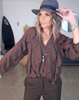 Chemise marron à volants