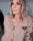Cardigan beige chiné à maille chaude coeur léopard.