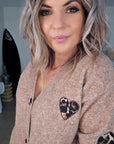 Cardigan beige chiné à maille chaude coeur léopard.