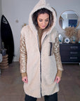 Manteau bouclette beige à manches dorées - 𝐌𝐚𝐫𝐢𝐧𝐚𝟒𝟒𝐟𝐚𝐦𝐢𝐥𝐲