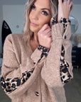 Cardigan beige chiné à maille chaude coeur léopard.