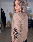 Cardigan beige chiné à maille chaude coeur léopard.