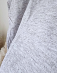 Pull gris clair à bandes latérales arc-en-ciel - 𝐌𝐚𝐫𝐢𝐧𝐚𝟒𝟒𝐟𝐚𝐦𝐢𝐥𝐲