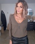 Pull kaki avec รฉcusson ร perles bijoux - ๐๐๐ซ๐ข๐ง๐๐๐๐๐๐ฆ๐ข๐ฅ๐ฒ