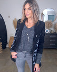 Veste en velours noir délavé à tags + pin's skull - 𝐌𝐚𝐫𝐢𝐧𝐚𝟒𝟒𝐟𝐚𝐦𝐢𝐥𝐲