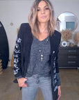 Veste en velours noir délavé à tags + pin's skull - 𝐌𝐚𝐫𝐢𝐧𝐚𝟒𝟒𝐟𝐚𝐦𝐢𝐥𝐲