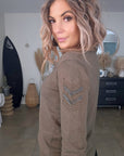 Pull kaki avec รฉcusson ร perles bijoux - ๐๐๐ซ๐ข๐ง๐๐๐๐๐๐ฆ๐ข๐ฅ๐ฒ