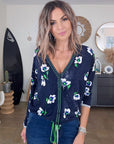 Cardigan bleu marine délavé à imprimé vert fluo - 𝐌𝐚𝐫𝐢𝐧𝐚𝟒𝟒𝐟𝐚𝐦𝐢𝐥𝐲