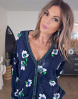 Cardigan bleu marine délavé à imprimé vert fluo - 𝐌𝐚𝐫𝐢𝐧𝐚𝟒𝟒𝐟𝐚𝐦𝐢𝐥𝐲
