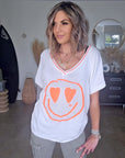 Haut blanc smiley orange fluo - 𝐌𝐚𝐫𝐢𝐧𝐚𝟒𝟒𝐟𝐚𝐦𝐢𝐥𝐲