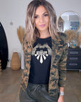 Veste cintrée camouflage kaki avec dessin et inscriptions dorées - 𝐌𝐚𝐫𝐢𝐧𝐚𝟒𝟒𝐟𝐚𝐦𝐢𝐥𝐲