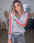 Pull gris clair à bandes latérales arc-en-ciel - 𝐌𝐚𝐫𝐢𝐧𝐚𝟒𝟒𝐟𝐚𝐦𝐢𝐥𝐲