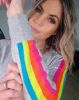 Pull gris clair à bandes latérales arc-en-ciel - 𝐌𝐚𝐫𝐢𝐧𝐚𝟒𝟒𝐟𝐚𝐦𝐢𝐥𝐲