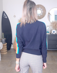 Pull bleu marine manches arc-en-ciel fluo - 𝐌𝐚𝐫𝐢𝐧𝐚𝟒𝟒𝐟𝐚𝐦𝐢𝐥𝐲