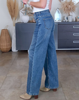 Jean bleu coupe droite à ceinture asymétrique. - 𝐌𝐚𝐫𝐢𝐧𝐚𝟒𝟒𝐟𝐚𝐦𝐢𝐥𝐲