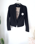 Veste courte et cintrée noire - 𝐌𝐚𝐫𝐢𝐧𝐚𝟒𝟒𝐟𝐚𝐦𝐢𝐥𝐲