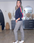 Pull bleu marine manches arc-en-ciel fluo - 𝐌𝐚𝐫𝐢𝐧𝐚𝟒𝟒𝐟𝐚𝐦𝐢𝐥𝐲