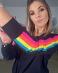 Pull bleu marine manches arc-en-ciel fluo - 𝐌𝐚𝐫𝐢𝐧𝐚𝟒𝟒𝐟𝐚𝐦𝐢𝐥𝐲