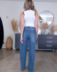 Jean bleu coupe droite à ceinture asymétrique. - 𝐌𝐚𝐫𝐢𝐧𝐚𝟒𝟒𝐟𝐚𝐦𝐢𝐥𝐲