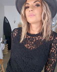 Haut noir en dentelle