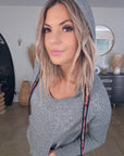 Pull gris à capuche