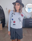 Pull gris écussons