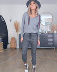 Pull gris à capuche