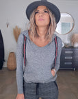 Pull gris à capuche