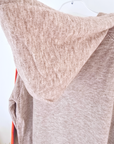 Cardigan à capuche à bandes fluo.