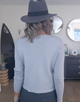 Pull gris écussons