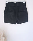 Short taille haute en cuir noir