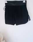 Short taille haute en cuir noir