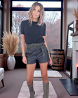 Short taille haute en cuir noir