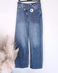 Jean bleu coupe droite à ceinture asymétrique. - 𝐌𝐚𝐫𝐢𝐧𝐚𝟒𝟒𝐟𝐚𝐦𝐢𝐥𝐲