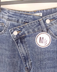 Jean bleu coupe droite à ceinture asymétrique. - 𝐌𝐚𝐫𝐢𝐧𝐚𝟒𝟒𝐟𝐚𝐦𝐢𝐥𝐲