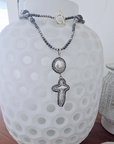 Sautoir argenté perles et pendentif croix