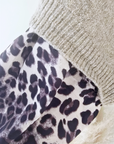 Pull beige chiné à maille chaude coeur léopard.
