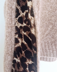 Cardigan beige chiné à maille chaude coeur léopard.