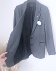 Veste chic noire & grise avec pin's