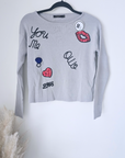 Pull gris écussons