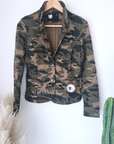 Veste cintrée camouflage kaki avec dessin et inscriptions dorées - 𝐌𝐚𝐫𝐢𝐧𝐚𝟒𝟒𝐟𝐚𝐦𝐢𝐥𝐲