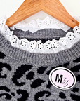 Pull gris à imprimé léopard noir - 𝐌𝐚𝐫𝐢𝐧𝐚𝟒𝟒𝐟𝐚𝐦𝐢𝐥𝐲
