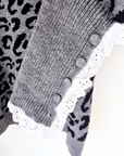 Pull gris à imprimé léopard noir - 𝐌𝐚𝐫𝐢𝐧𝐚𝟒𝟒𝐟𝐚𝐦𝐢𝐥𝐲